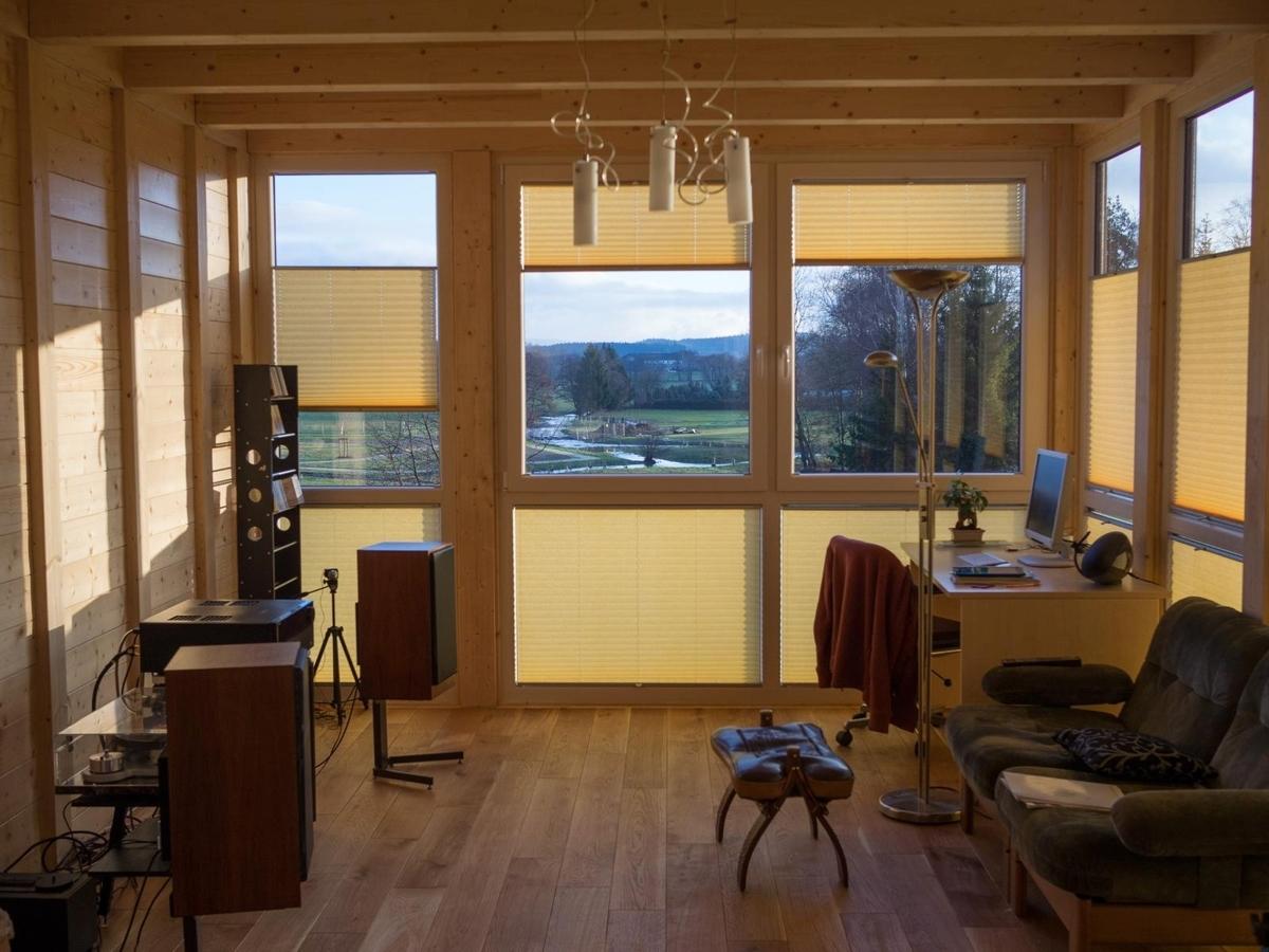 Blick in den Wintergarten mit Blick in das Gartenschaugelände