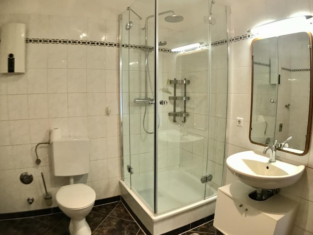 Ein Badezimmer im 1. Stock/ Hinterhaus