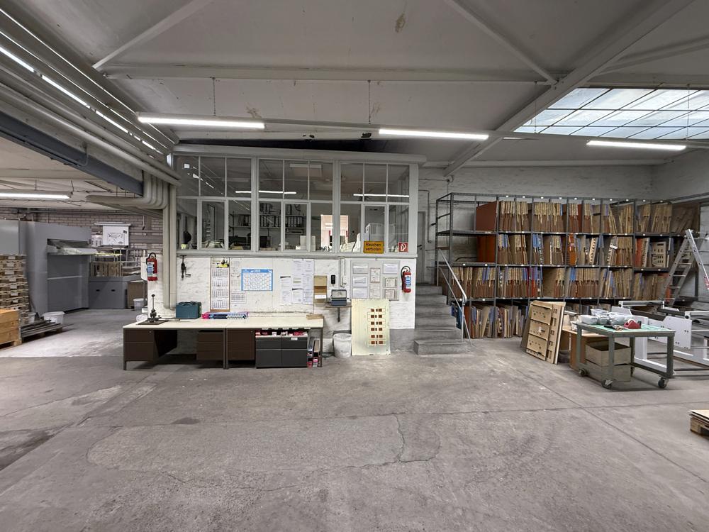 Produktionshalle und Betriebsleiterbüro