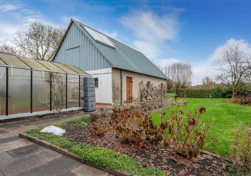 Stallgebäude mit Gewächshaus