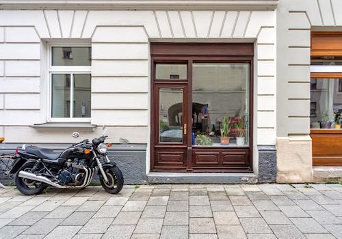 Büroeingang mit Schaufensterfläche