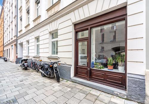 Büroeingang mit Schaufensterfläche