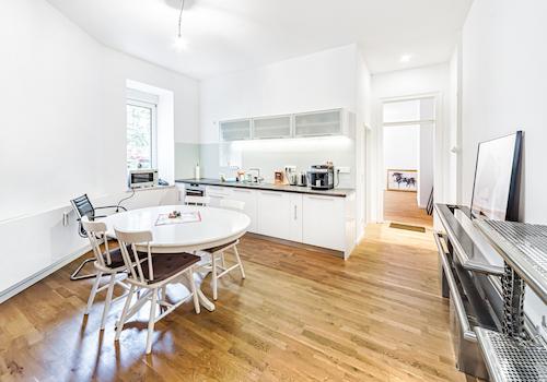 Aufenthaltsbereich mit Büroküche