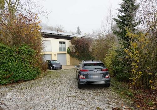 Einfahrt mit Doppelgarage