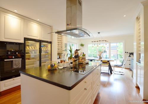 Einbauküche mit Kochinsel