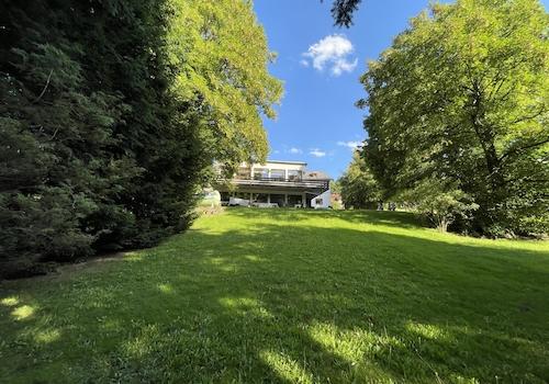 Garten mit Blick zum Anwesen