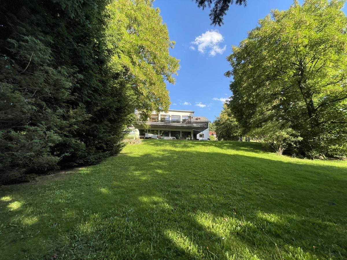 Garten mit Blick zum Anwesen