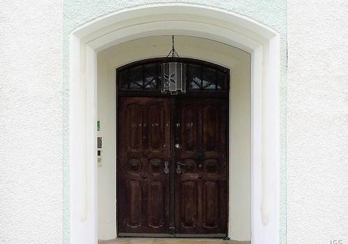 Die originale Holz-Eingangstüre