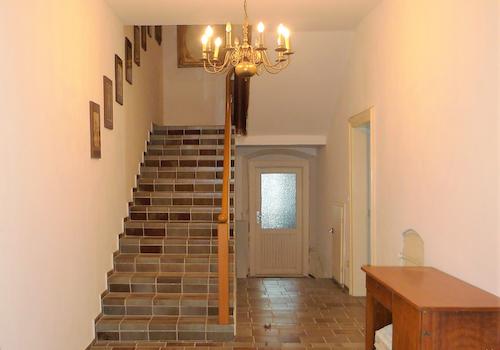 Der Treppenaufgang in das 1. Stockwerk