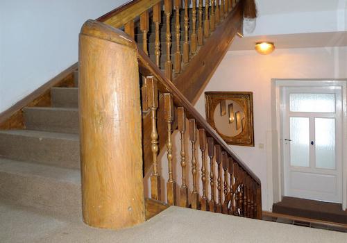 Der Treppenaufgang zu den weiteren Stockwerken