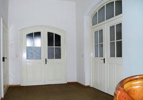 Die Flügeltüren im 1. Stockwerk