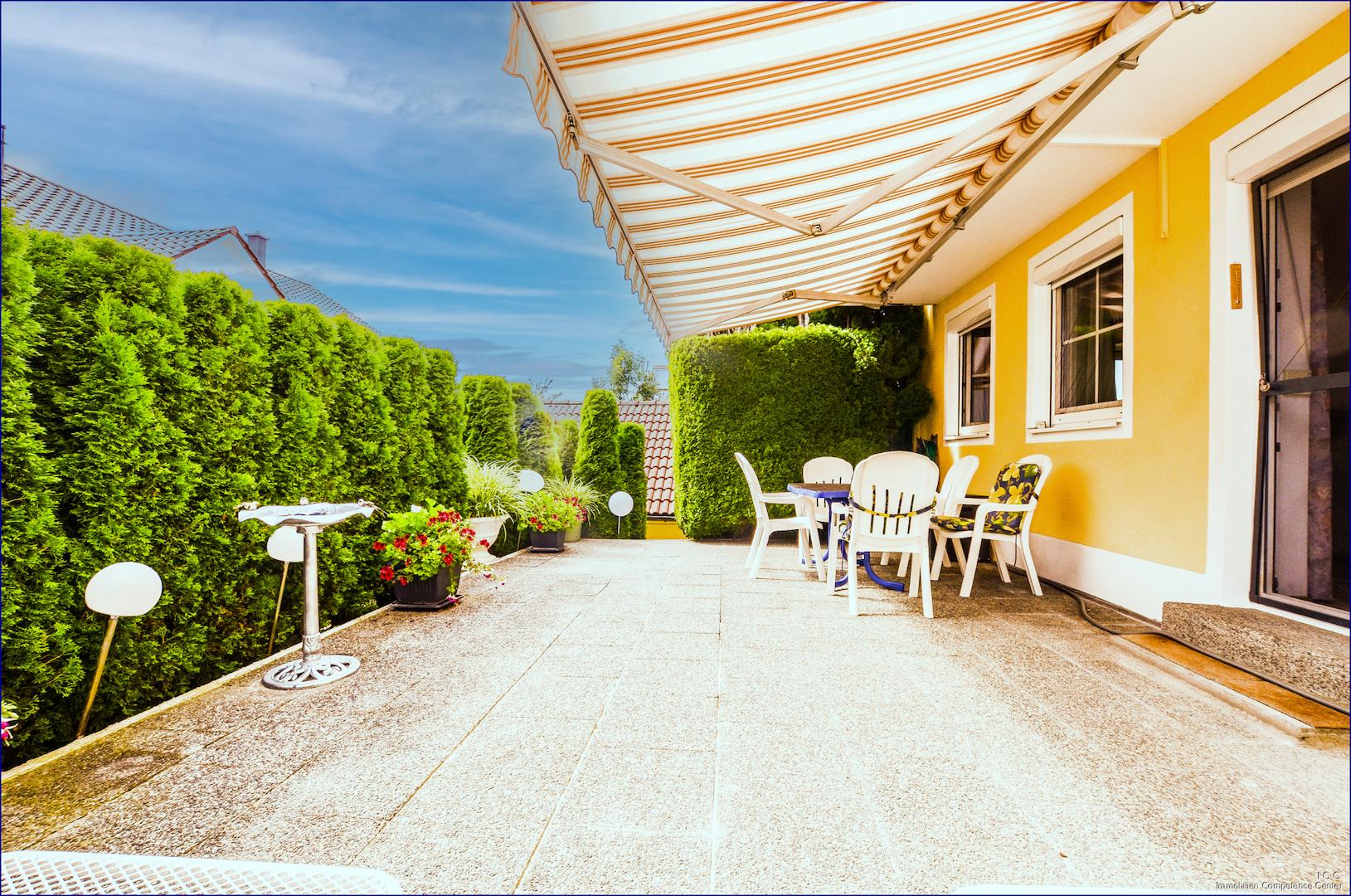 Die großzügige Terrasse mit südlicher Ausrichtung