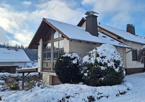 Hausansicht / Kaminzimmer 