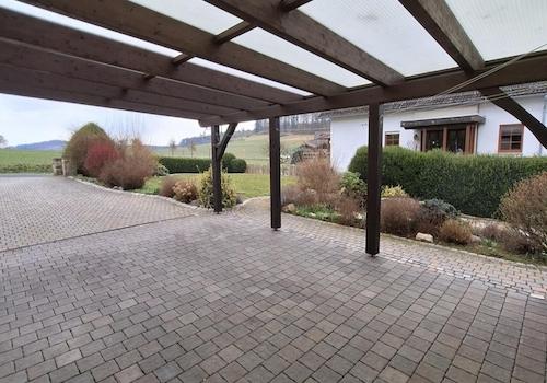 Carport / Blick vom Eingang UG