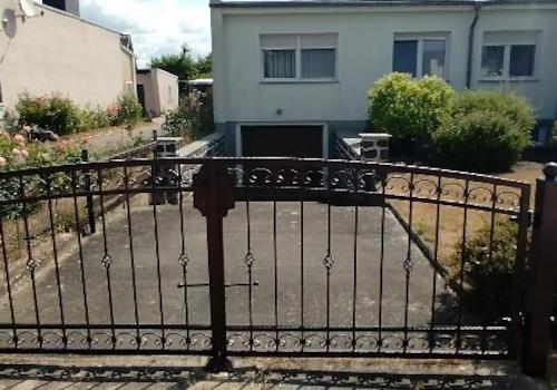 Ansich Wohnhaus mit zufahrt zur Garage