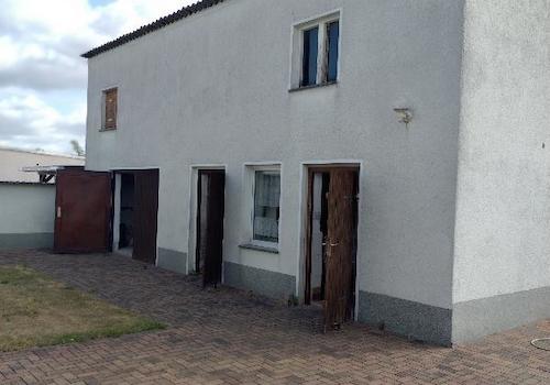 Nebengelass mit Garage und Werkstatt