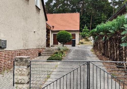 Auffahrt mit Nebengelass