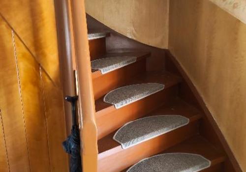 Treppe zum Obergeschoss