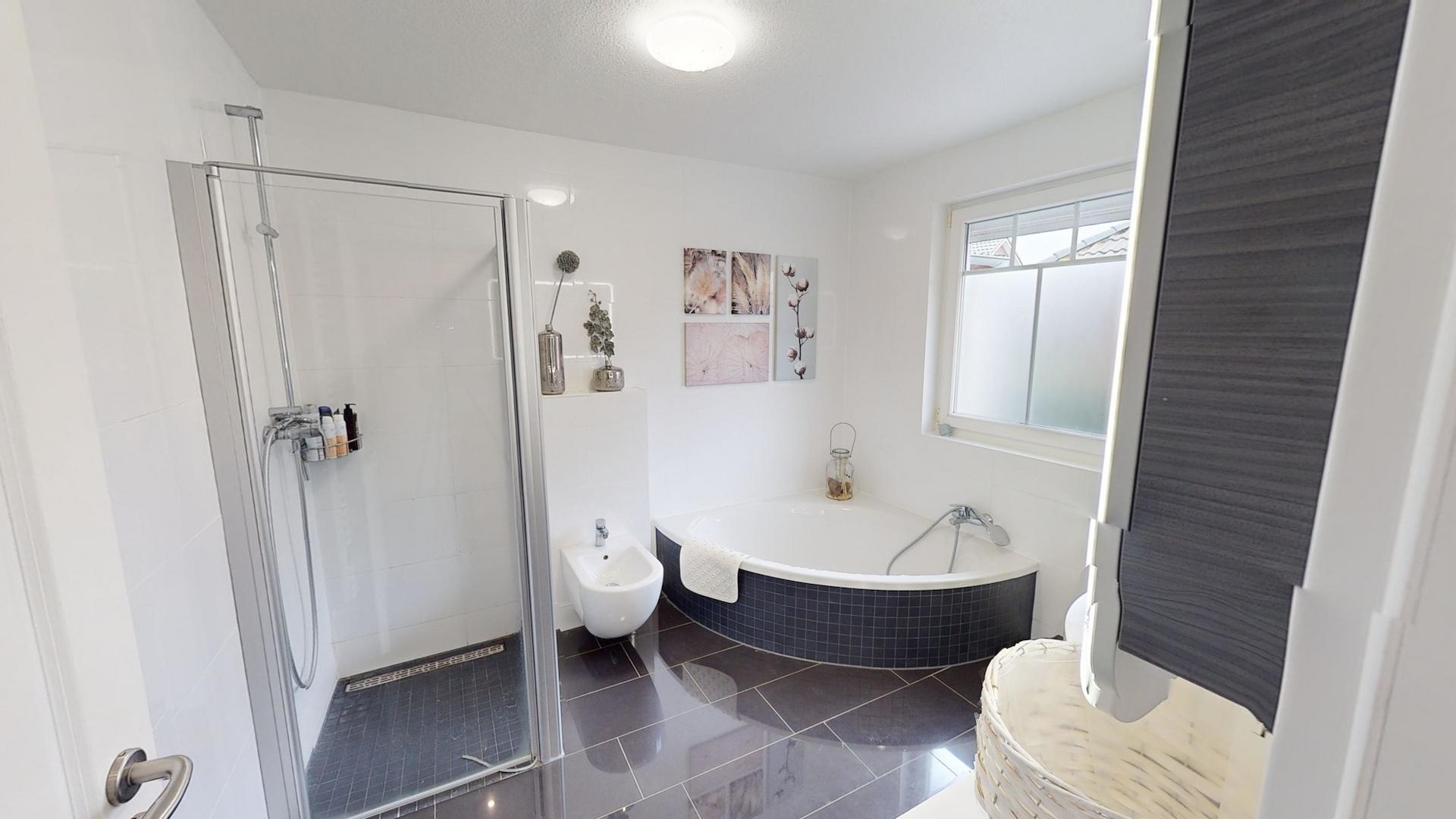 Badezimmer mit Dusche und Badewanne