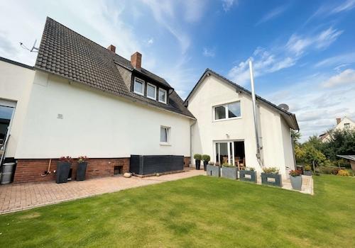 Gartenansicht (links Haupthaus - rechts Anbau)