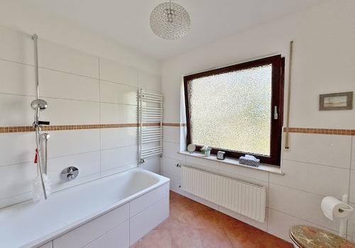 Anbau / EG-Wohnung / Tageslicht-Wannenbad