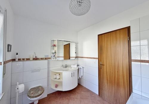 Anbau / EG-Wohnung / Tageslicht-Wannenbad