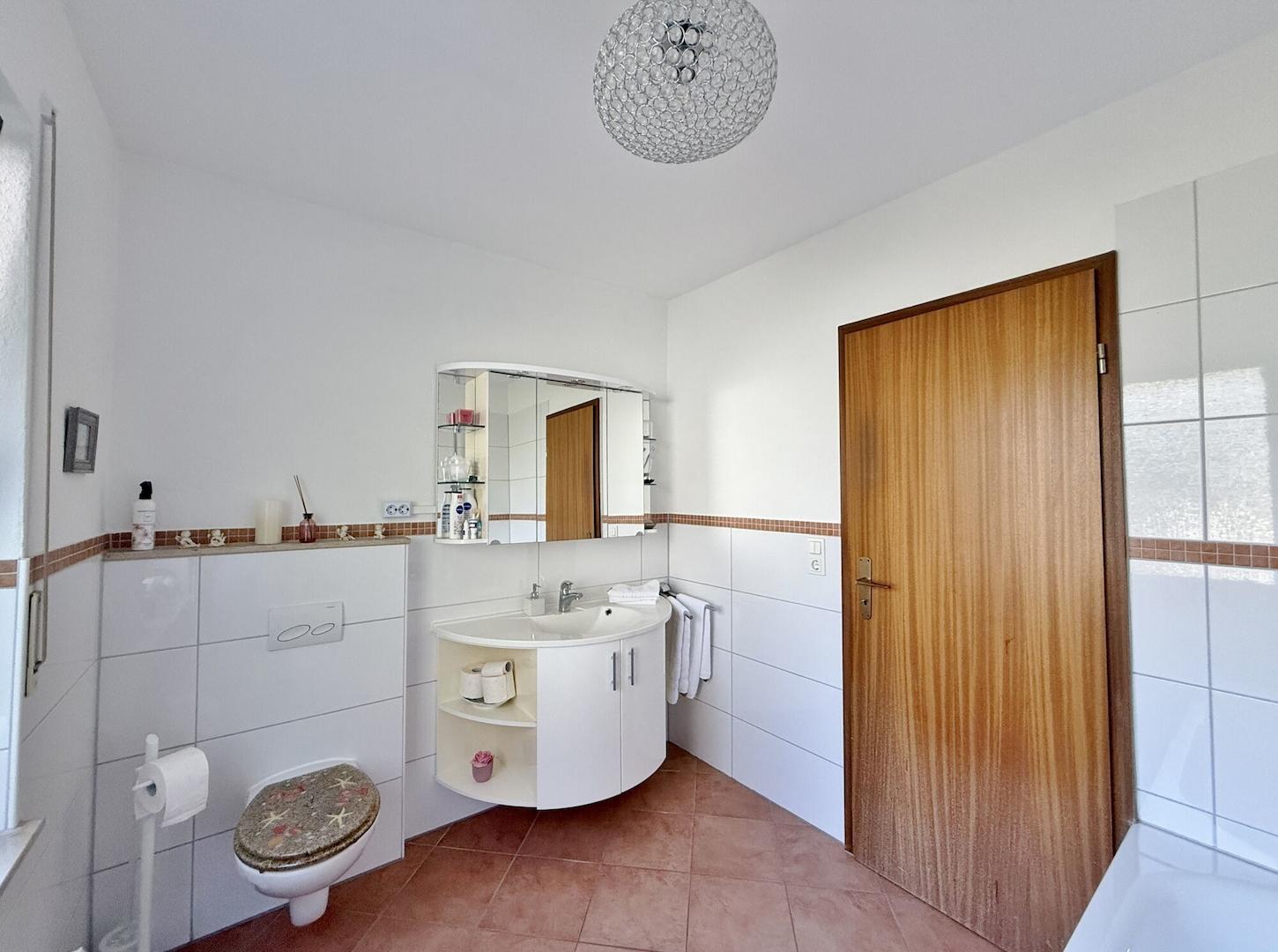 Anbau / EG-Wohnung / Tageslicht-Wannenbad