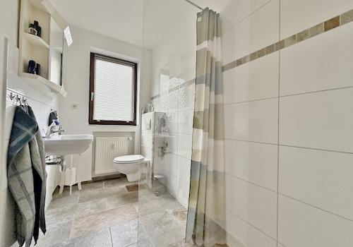 EG / modernisiertes Duschbad