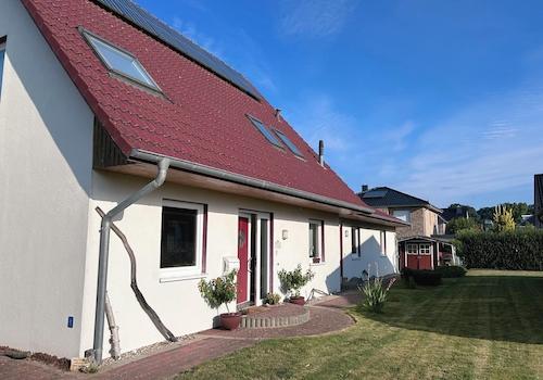 Haus mit Anbau von vorn