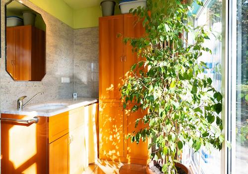 Das helle Tageslicht-Badezimmer mit Dusche, Waschbecken und Badewanne