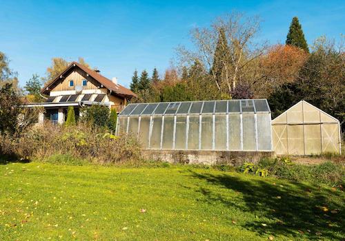 Ein Teil des Gartens mit Gewächshäusern und Beeten