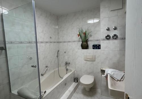 Bad mit Echtglasdusche