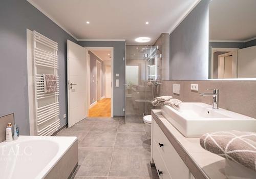 Souterrain Badezimmer mit Badewanne