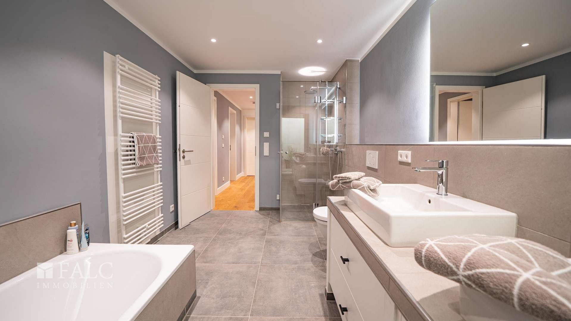 Souterrain Badezimmer mit Badewanne