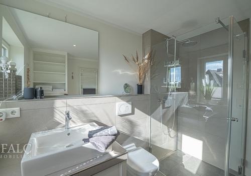 DG Badezimmer mit Dusche 