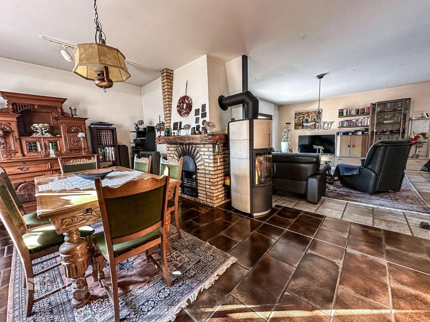 Wohn- Esszimmer mit Kamin