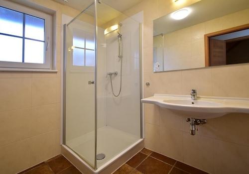 Freistehendes 4-Personen-Ferienhaus mit neuer Küche und 2 Bädern im Ferienresort Cochem005