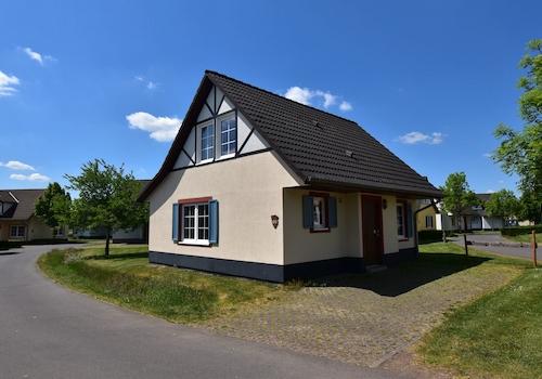 Freistehendes 4-Personen-Ferienhaus mit neuer Küche und 2 Bädern im Ferienresort Cochem001