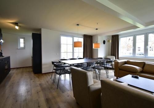 ferienhaus-kaufen-ferienresort-cochem-cochem-niederlande-grosses-wohnzimmer-mit-esstisch-2025