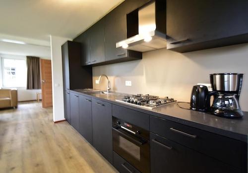 ferienhaus-kaufen-ferienresort-cochem-cochem-niederlande-moderne-kuche-mit-sitzecke-2025