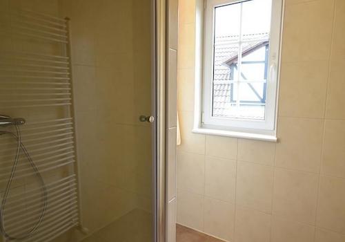 ferienhaus-kaufen-ferienresort-cochem-cochem-niederlande-dusche-mit-fenster-2025