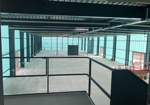 Sicht aus OG auf Halle 