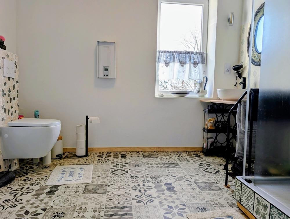 modernes Duschbad im OG