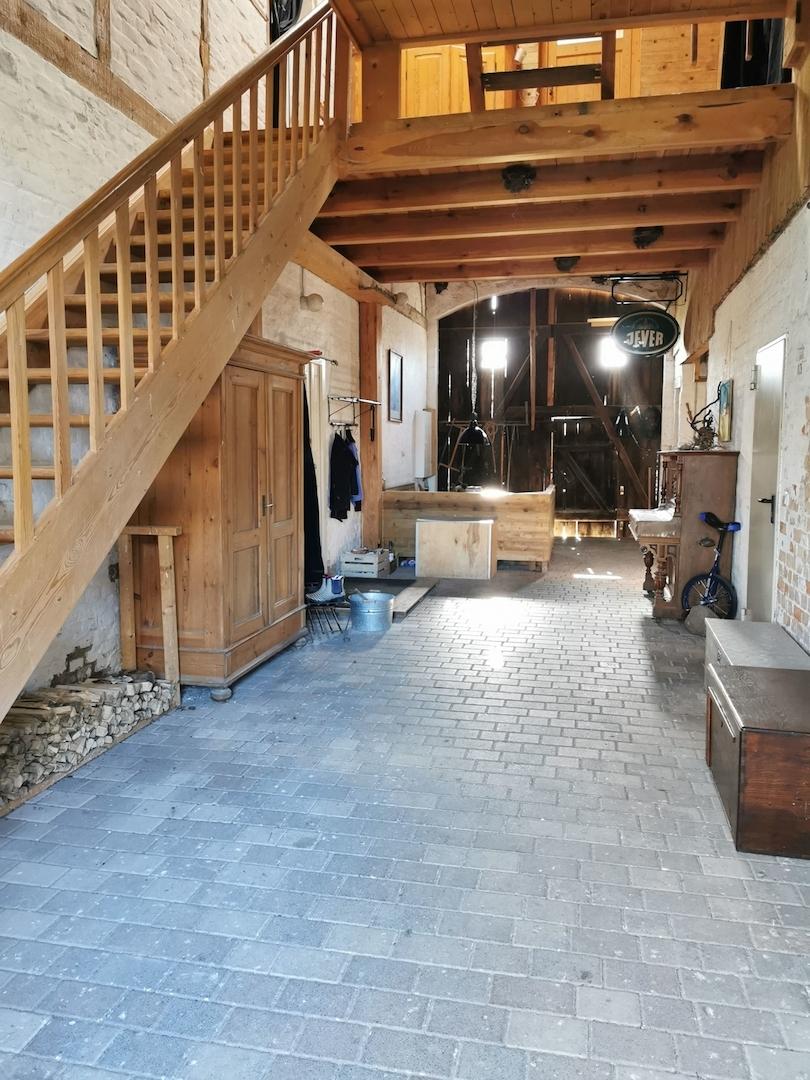 Die Tenne mit der Treppe in das Dachgeschoss