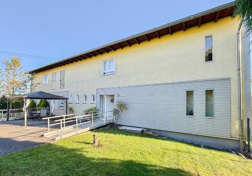 Seitenansicht mit Rampen