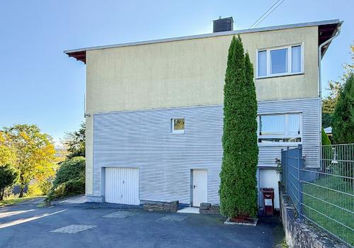 Seitenansicht mit Garage