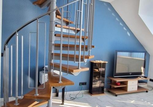 Wohnzimmer und Treppe