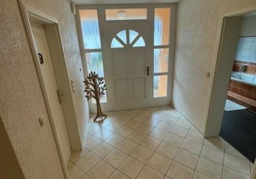 13 Haupteingang von innen - links Gäste WC - rechts Küche