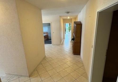 20 Flur - links Treppoe KG