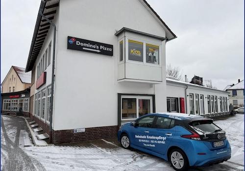 Seitenansicht mit Stellplätzen